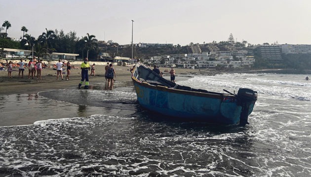 Eines der Boote erreichte den Strand von San Agustín, ohne von dem Küstenüberwachungssystem bemerkt zu werden. Die Migranten flohen nach der Ankunft über den Strand. Foto: EFE