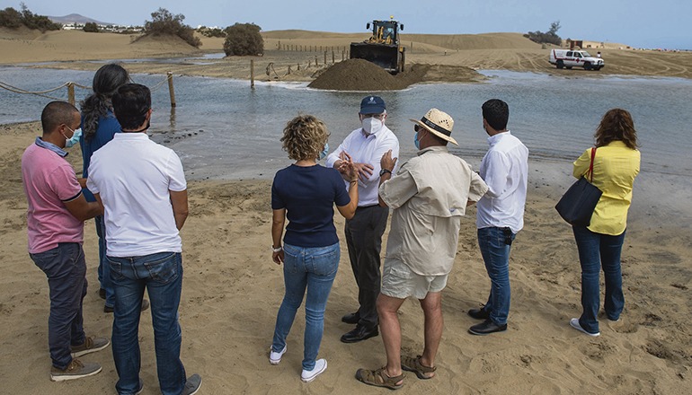 Mit einem Bagger wurde ein provisorischer Kanal zum Meer geöffnet und, nachdem die Flut frisches Meerwasser in die Lagune gespült hatte, wieder geschlossen. Foto: Cabildo de Gran Canaria