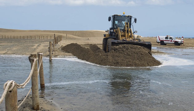 Mit einem Bagger wurde ein provisorischer Kanal zum Meer geöffnet und, nachdem die Flut frisches Meerwasser in die Lagune gespült hatte, wieder geschlossen. Foto: Cabildo de Gran Canaria