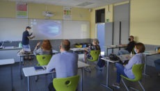Vor dem Beginn des neuen Schuljahres nahmen die Lehrer an einer Fortbildung teil, um die neuen Medien in den Klassenzimmern optimal einzusetzen. Foto: dst