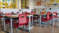 Wenn Tausende besorgter Eltern ihre Ankündigungen wahr machen, dann werden in den Klassenzimmern viele Stühle leer bleiben. Foto: EFE
