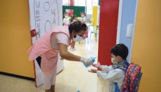 Handdesinfektion und Fieber messen beim Betreten des Schulgebäudes gehören vorerst zum Schulalltag. Foto: efe