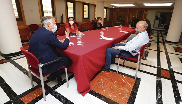 Kanarenpräsident Ángel Víctor Torres (l.), die regionale Tourismusministerin Yaiza Castilla (2.v.l.) und TUI Vorstandsmitglied Sebastian Ebel (r.) bei der Besprechung. Foto: efe