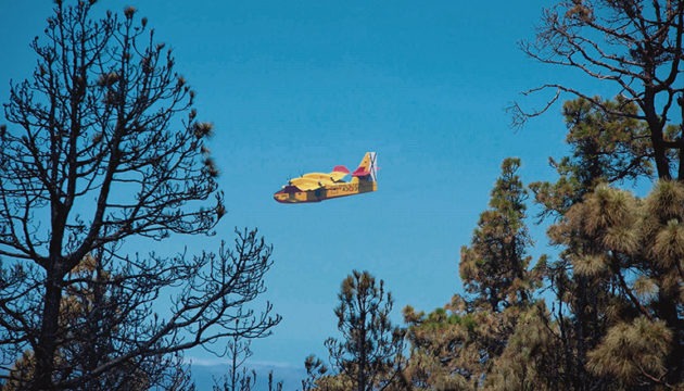 Drei Löschflugzeuge warfen Wasser über den Flammen ab. Foto: ejército del aire
