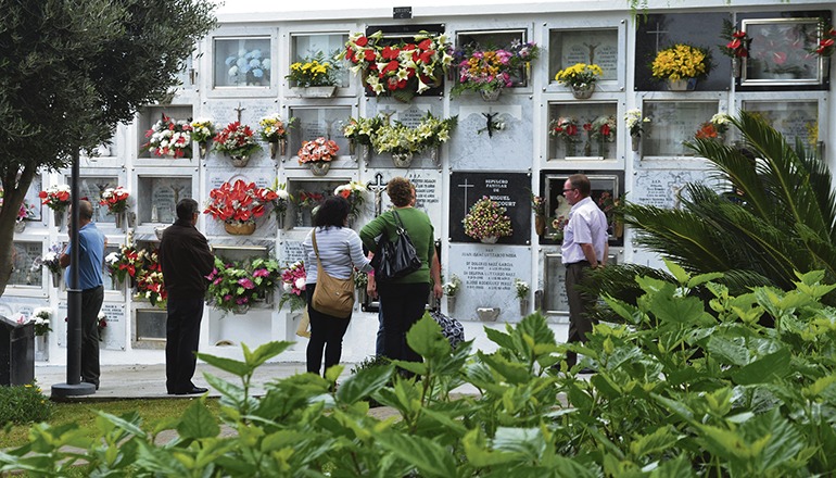 Blumenschmuck auf einem Friedhof an Allerheiligen Foto: Moisés Pérez