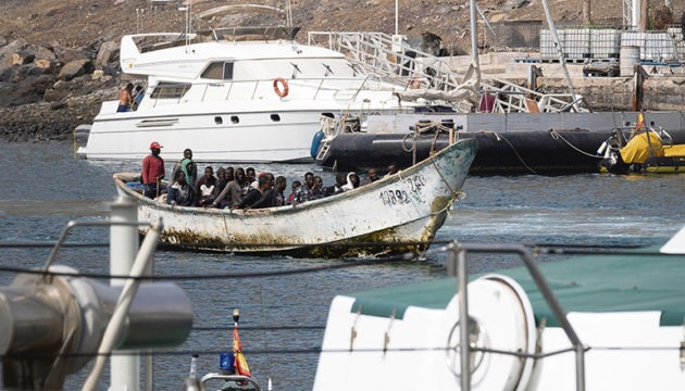 Ein Boot mit 31 Männern, das Ende September vor Güímar gesichtet wurde, wird in den Hafen von Santa Cruz auf Teneriffa geschleppt. Fotos: EFE