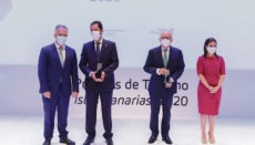 V.l.n.r.: Regionalpräsident Ángel Víctor Torres, Jesús Oramas, Rodolfo Núñez und Yaiza Castilla bei der Preisverleihung im Auditorio Foto: efe