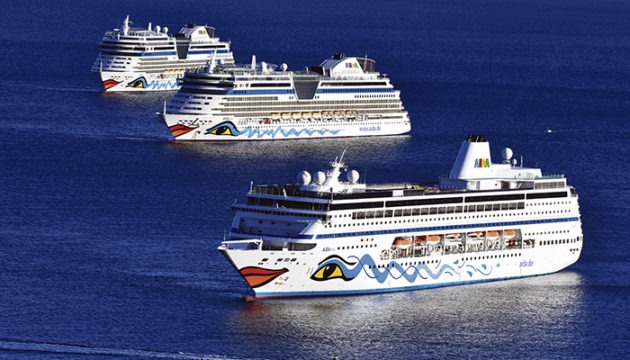 Noch sind die vor Santa Cruz liegenden Kolosse von AIDA Cruises „Geisterschiffe“ ohne Passagiere. AIDA peilt die ersten Kreuzfahrten im Dezember an. Foto: moisés pérez