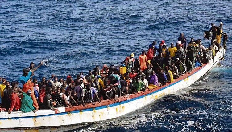 Die 215 Insassen dieses Bootes hatten Glück. Auch ihnen fiel der Motor aus und sie trieben manövrierunfähig im Meer, in Gefahr, die Protagonisten der nächsten Tragödie auf der At­lantikroute zu werden. Doch ein Fischdam­pfer entdeckte sie in mauretanischen Gewässern und rettete sie. Foto: EFE