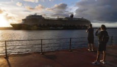 Die „Mein Schiff 2“ am 10. November im Hafen von Santa Cruz de Tenerife Foto: efe