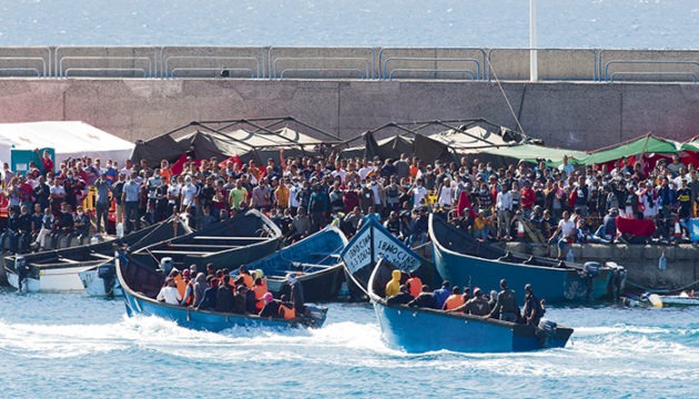 Im improvisierten Erstaufnahmelager im Hafen von Arguineguín herrschen Überfüllung und unhaltbare Zustände. Foto: EFE Foto: EFE