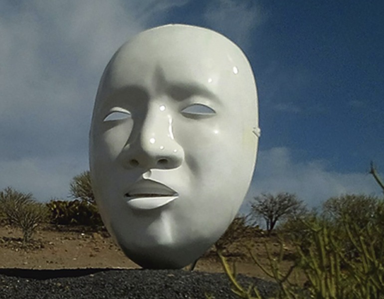 Der japanische Künstler Paul Hamanaka vergrößerte die Maske auf stattliche 1,5 x 3,0 x 1,5 Meter, sodass sie beim Betreten des 250 m entfernten Parkzugangs etwa in der Dimension erscheint, als ob man nur wenige Meter von der Theaterbühne entfernt säße. Foto: : Alexander Stomberg