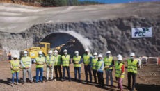 Teneriffas Cabildo-Präsident (6. v.l.) zusammen mit weiteren Politikern vor einer der beiden Tunnelöffnungen bei Baubeginn Foto: noticia