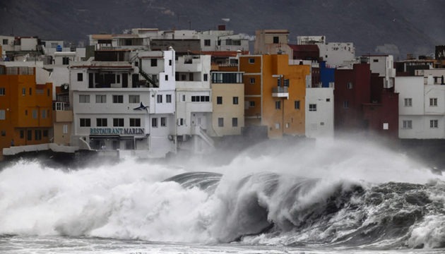 Auch in Puerto de la Cruz tobte das Meer.  Foto: moisés pérez