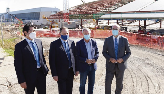 José Luis Ábalos (2.v.l.) vor der Baustelle des neuen Terminals Foto: efe