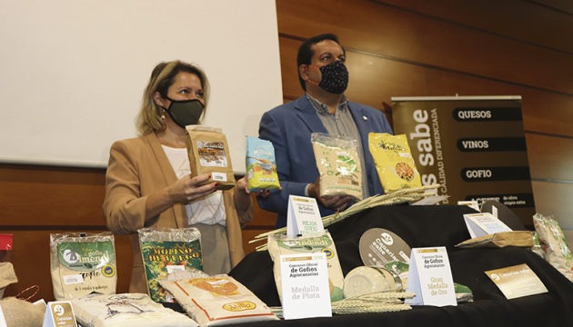 Die Leiterin des Landwirtschaftsressorts, Alicia Vanoostende, und Basilio Pérez vom ICCA bei der Präsentation der Sieger 2020. Foto: Gobierno de Canarias Foto: gobirno de canarias