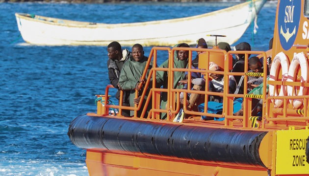 Migranten auf einem Schiff der Seenot- rettung. Foto: EFE
