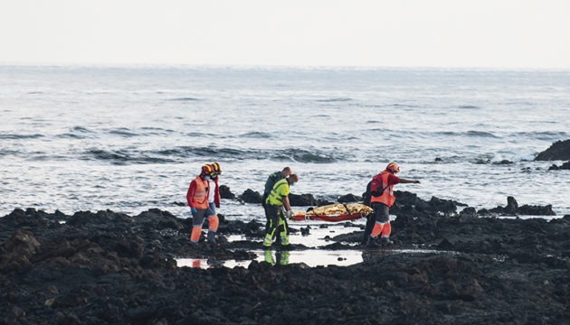 Rettungskräfte bargen die Leichen von acht Migranten. Sie ertranken nur wenige Meter vom Ufer entfernt. Foto: efe