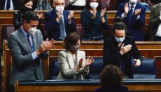 Applaus von Ministerpräsident Pedro Sánchez (l.) und den Vizepräsidenten Carmen Calvo und Pablo Iglesias für Finanzministerin María Jesús Montero nach der Abstimmung Foto: efe