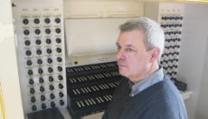 Prof. Bernd Scherers an einer Orgel in Dresden Foto: privat
