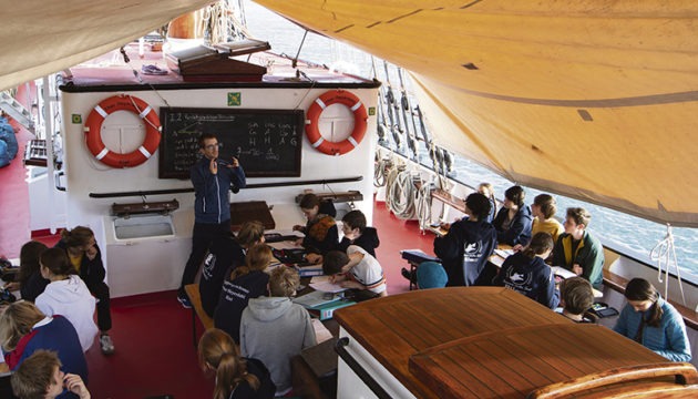 Das Segelschiff Thor Heyerdahl ist für die Schülerinnen und Schüler der zehnten gymnasialen Oberstufe mehrere Monate lang Zuhause und Schule zugleich. Gelernt wird, je nach Wetterlage an Deck oder in der Messe. Fotos: KUS-Projekt
