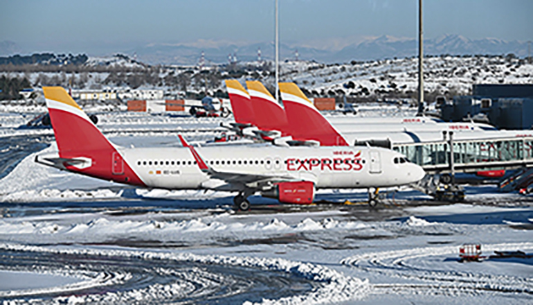 Stillstand am Flughafen Adolfo Suárez-Barajas von Madrid. Schneemassen machten Starts und Landungen tagelang unmöglich. Foto: EFE
