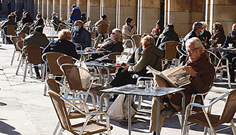 Gäste genießen am 13. Januar trotz Kälte den Sonnenschein auf der Terrasse eines Cafés in Salamanca. Foto: efe