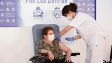Doria Ramos, eine 84-jährige Bewohnerin des Pflegeheims Nuestra Señora de Los Dolores, war die erste Person auf Teneriffa, der die Impfung verabreicht wurde. Foto: efe