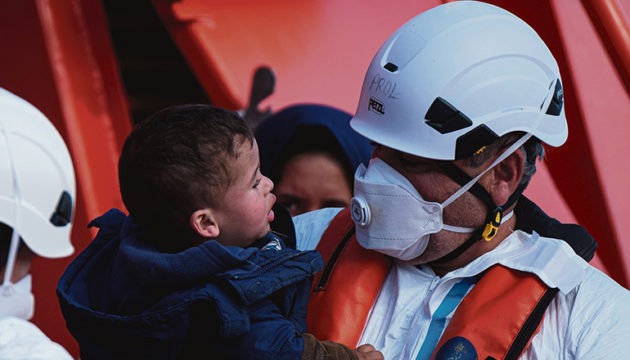 In den Booten kommen immer häufiger auch Mütter mit Kleinkindern und Schwangere an. Foto: EFE