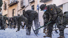 Soldaten der UME halfen unter anderem in Toledo, die Straßen von den Schnee- massen zu befreien. Foto: EFE