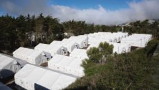 Die Zelte, die in Las Raíces aufgebaut wurden, tragen den Hinweis, dass sie durch den Asyl-, Migrations- und Integrationsfonds (AMIF) der Europäischen Union finanziert sind. Foto: efe