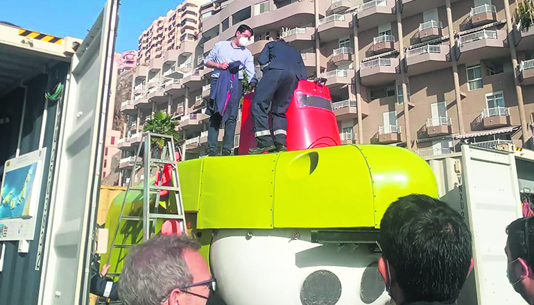 Pedro Martín besichtigte das U-Boot Pisces VI, das in der Lage ist, dem gewaltigen Druck standzuhalten, der in über zwei Kilometern Tiefe herrscht. Foto: CABTF