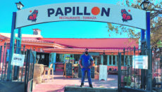 Agustín am Eingang seines Restaurants „Papillon“: Trotz Sorge bleibt er zuversichtlich und blickt nach vorne. Foto: wb