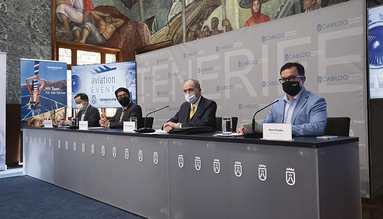 Pedro Martín (2.v.l.) bei der Präsentation des „Aviation Event 2021“ Foto: Cabildo de Tenerife