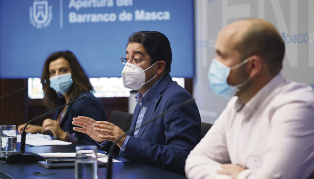 Cabildo-Präsident Pedro Martín (M.) informierte in einer gemeinsamen Pressekonferenz mit Isabel García und Bürgermeister González Fortes über die für die Wiedereröffnung ergriffenen Maßnahmen. Fotos: Cabildo de Tenerife