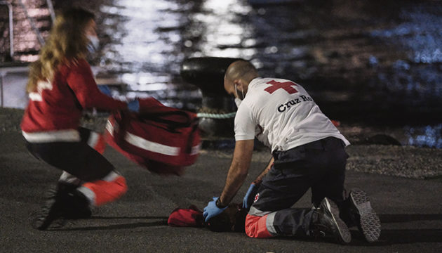 Als die Sanitäter bemerkten, dass ein Kind keine Lebenszeichen zeigte, setzten sie alles daran, es zu reanimieren. Fotos: EFE