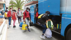 Mit ihren wenigen Habseligkeiten bestiegen die jungen Männer die Busse, die sie von Puerto de la Cruz nach La Laguna brachten. Foto: Moisés Pérez