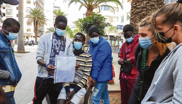 Einige der jugendlichen Migranten, die sich weigerten, in das Aufnahmezentrum für Erwachsene in La Laguna verlegt zu werden. Einer von ihnen zeigt ein Dokument, das ihn als minderjährig ausweist. Foto: moisés Pérez