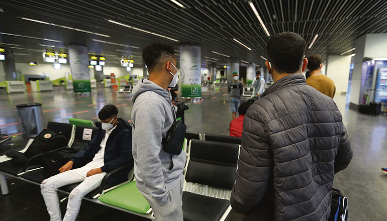 Die ersten Jugendlichen, die von Zentren auf den Kanaren auf das spanische Festland verlegt wurden, stammen aus Marokko. Foto: efe