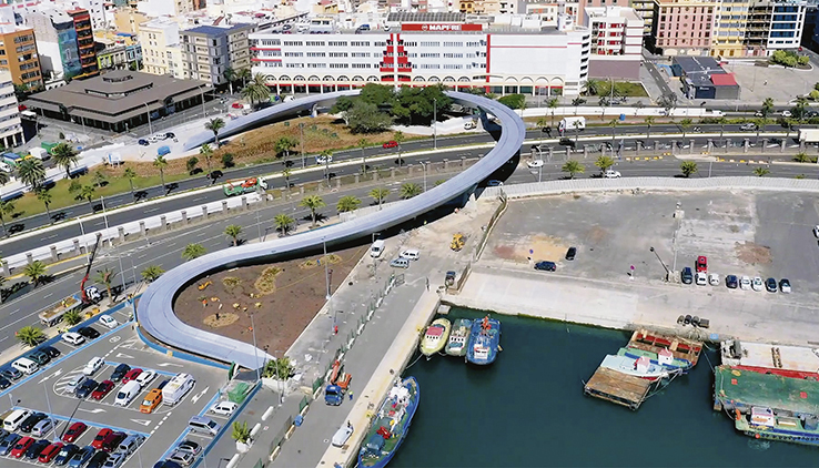 Die geschwungene Brücke überquert die vielbefahrene GC-1. Foto: Ayto. las Palmas de gran canaria