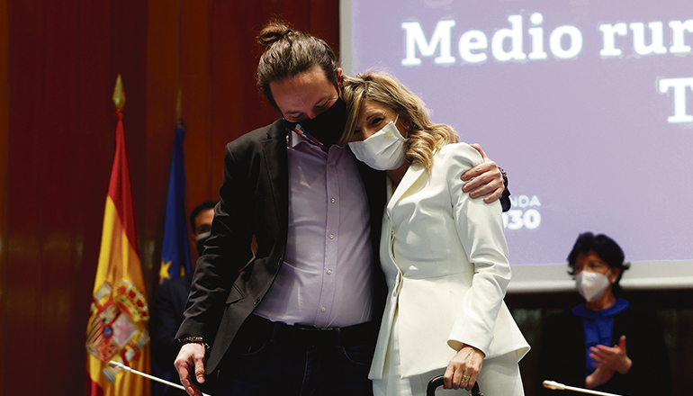 Yolanda Díaz (hier mit Pablo Iglesias bei der Amtsübergabe) bezeichnete die Äußerung von Diego Movellán von der PP über die Aufstiegschancen von Frauen in ihrer Partei als „machismo“und forderte den Oppositionspolitiker auf, diese zurückzunehmen. Foto: EFE