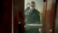 Polizisten beim Stürmen einer Wohnung Foto: efe