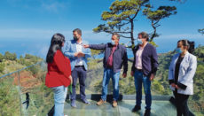 Vertreter des Cabildos am Aussichtspunkt von Izcagua, wo der Startplatz der Seilrutsche vorgesehen ist. Foto: cabildo de la palma
