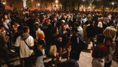 In Barcelona gingen in der ersten Nacht nach dem Ende der Ausgangssperre Tausende auf die Straße, um zu feiern. Foto: EFE