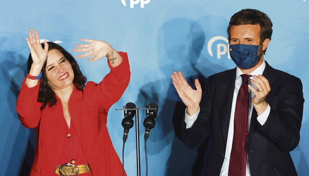 Zwei Augenblicke der Wahlnacht, als Isabel Díaz Ayuso mit dem Parteivorsitzenden Pablo Casado den überwältigenden Wahlsieg feierte Foto: efe