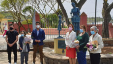 Bürgermeister Luis Yeray Gutiérrez (3.v.l.) und Städträtin Elvira Jorge (3.v.r.) enthüllten die Tafel am Sockel des Denkmals im Beisein des Künstlers Ibrahim Hernández und drei Frauen, die schon als junge Mädchen als Lavanderas arbeiteten. Foto: efe