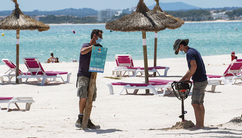 Vorbereitungen für ein perfektes Strandleben Foto: EFE