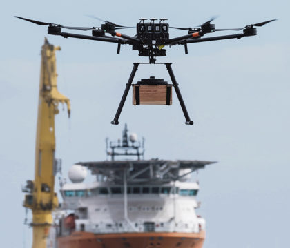 Alejandro Quintana, der das Projekt für Air Media 360 koordiniert, beschreibt die Drohneneinsätze im Vergleich zu dem Warentransport mit Schiffen als schneller und kostengünstiger. Fotos: efe