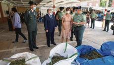 Die Generaldirektorin der Guardia Civil, María Gámez, begutachtet in der Kommandantur in Murcia die im Zuge der Operation „Overdose“ beschlagnahmten Beweismittel. Foto: EFE