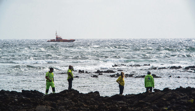 Die Suche nach den Vermissten in Órzola wurde durch starken Seegang erschwert. Fotos: EFE